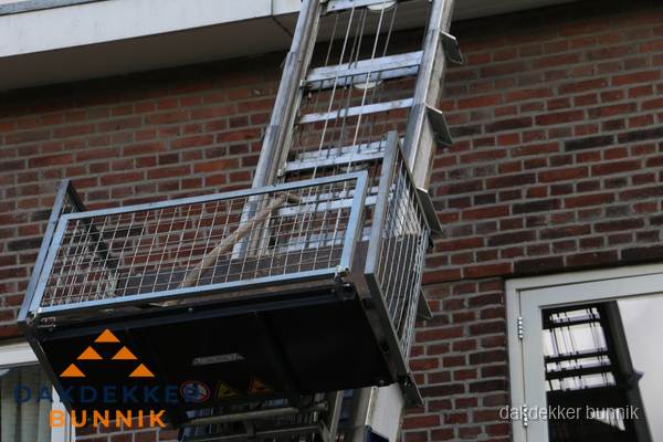 Ladderlift met dakpannen voor dakpan reparatie in Bunnik
