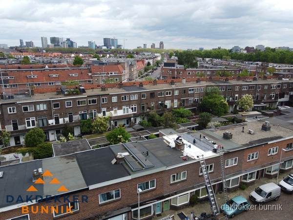 Spoed dakdekker aan het werk op plat dak in woonwijk Bunnik Spoed dakdekker aan het werk op plat dak in woonwijk Bunnik