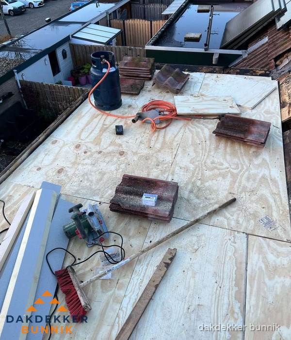 Dakreparatie werkzaamheden op plat dak met gereedschap in Bunnik