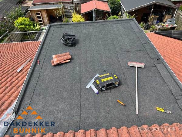 Nieuw plat dak met bitumen dakbedekking in Bunnik
