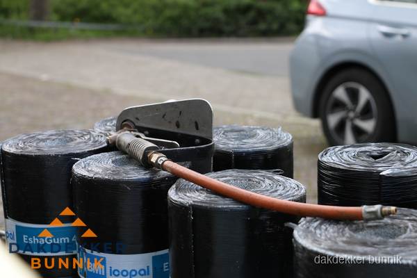 Rollen bitumen dakbedekking EshaGum klaar voor installatie in Bunnik
