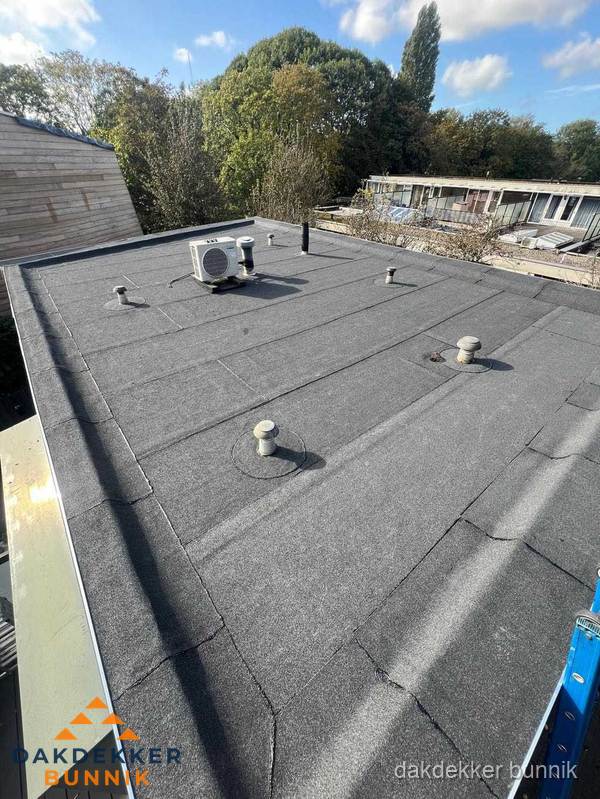 Kosten dakdekker: afgewerkt plat bedrijfsdak met bitumen in Bunnik
