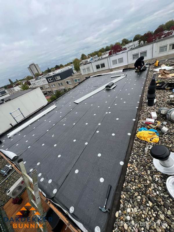 Dakleer vervangen op groot plat dak door dakdekker in Bunnik