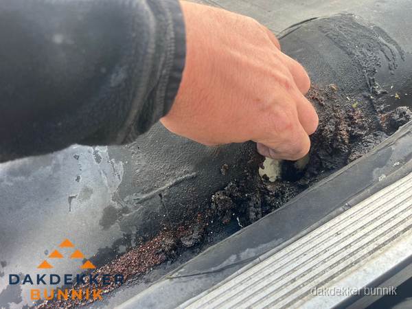 Schade aan bitumen dakbedekking op plat dak in Bunnik