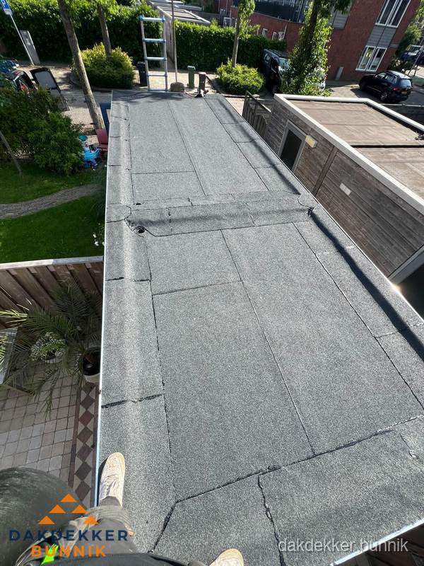 Bitumen plat dak rijtjeswoning vanuit dakdekker perspectief in Bunnik