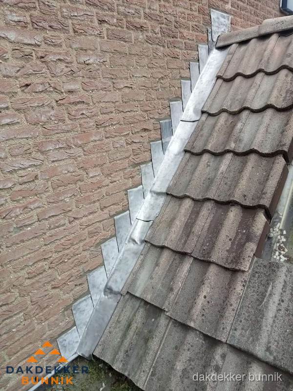 Loodslabben langs dakaansluiting bij bakstenen muur in Bunnik Loodslabben langs dakaansluiting bij bakstenen muur in Bunnik