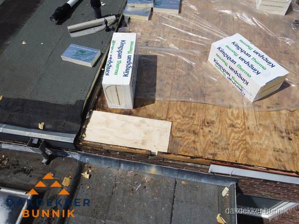 Plat dak isolatie met Kingspan isolatieplaten tijdens renovatie in Bunnik