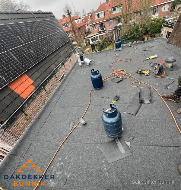 Daklekkage repareren met brandgereedschap op plat dak in Bunnik Daklekkage repareren met brandgereedschap op plat dak in Bunnik