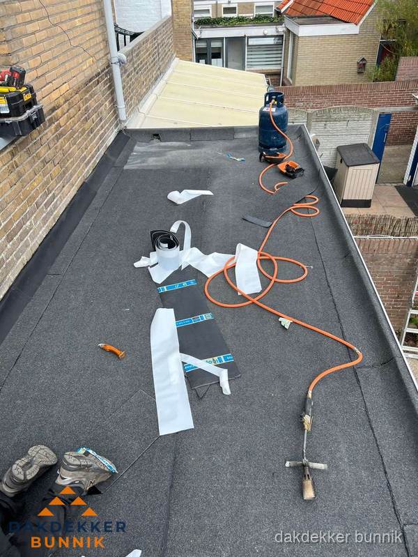 Dakdekkers bezig met bitumen dakbedekking in Bunnik Dakdekkers bezig met bitumen dakbedekking in Bunnik