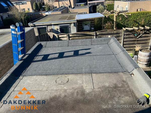 Dakdekker bij bitumen plat dak renovatie in Bunnik