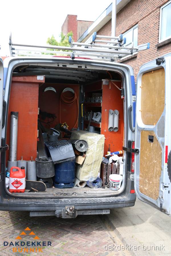 Bedrijfsbus van dakdekker met gereedschap en materialen in Bunnik Bedrijfsbus van dakdekker met gereedschap en materialen in Bunnik
