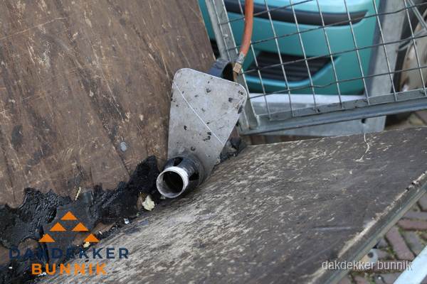 Dakdekkers gasbrander voor bitumen werkzaamheden in Bunnik