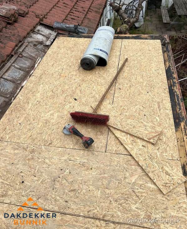 Plat dak vervangen met nieuwe OSB-ondergrond en bitumenrol in Bunnik