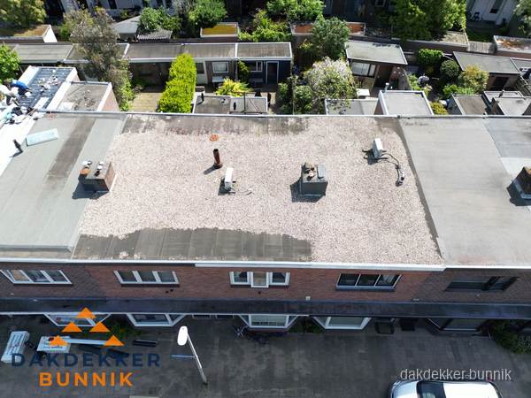 Plat dak met grindballast en dakdoorvoeren in Bunnik