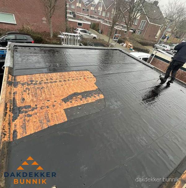 Dakdekker brengt EPDM dakbedekking aan op plat dak in Bunnik