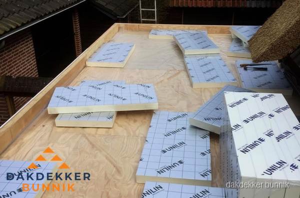 PIR isolatieplaten leggen op plat dak in Bunnik