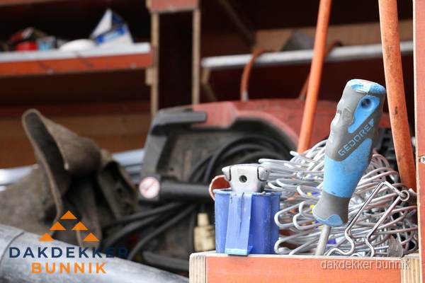 Professioneel gereedschap van dakdekker in Bunnik