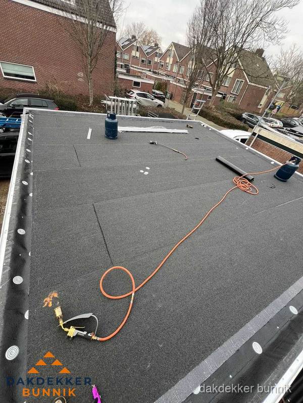 Afgewerkte dakrenovatie met bitumen op plat dak in Bunnik