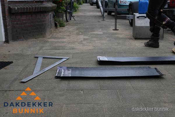Dakbedekkingsmateriaal en zinkwerk klaargelegd voor reparatie in Bunnik
