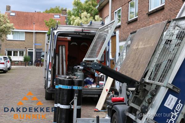Dakdekkersbusje met materiaal en ladderlift voor dakpannen vervangen in Bunnik