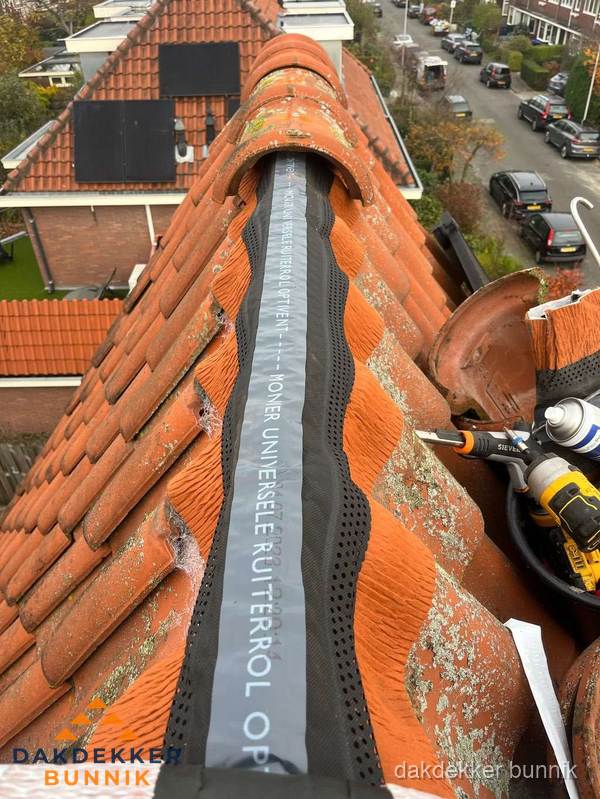 Dakdekker vervangt nokvorst met ruiterrol op pannendak in Bunnik