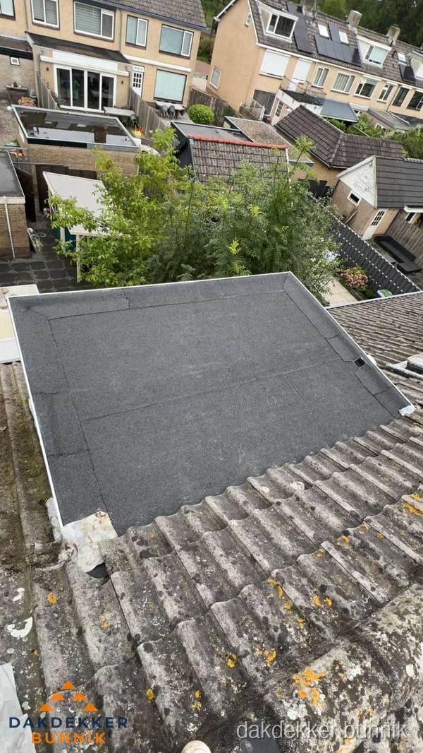 Plat dak aanbouw met bitumen dakbedekking in woonwijk Bunnik
