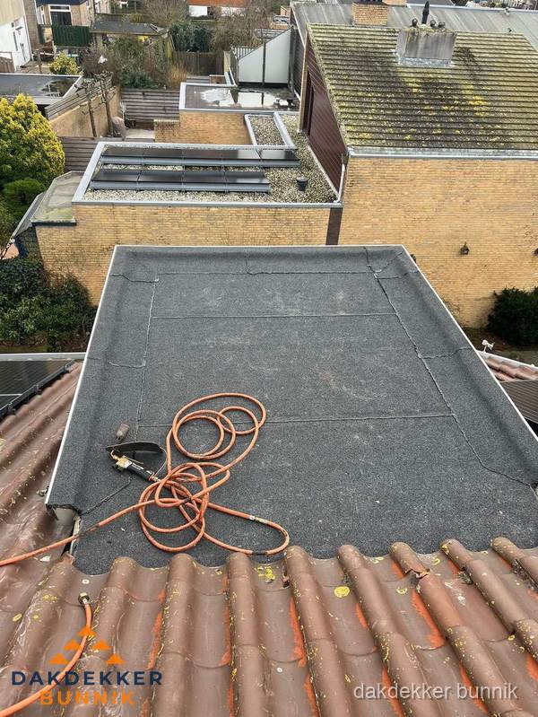 Reparatie aansluiting plat dak en schuin dak in Bunnik