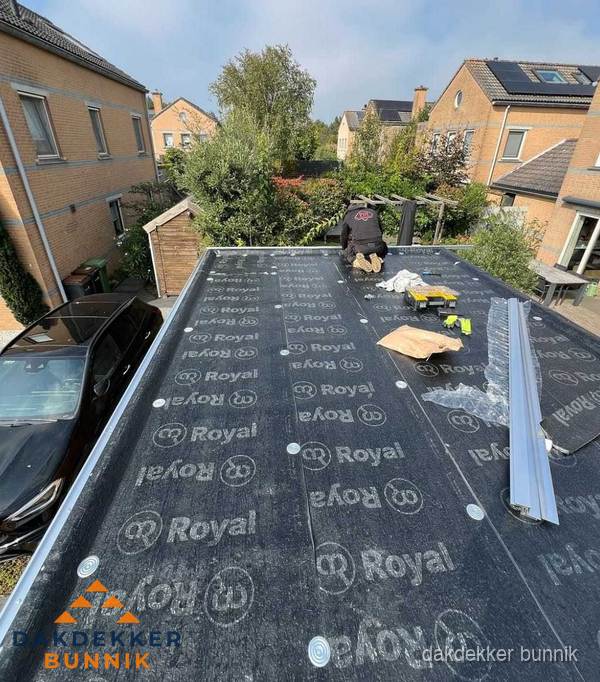 Dakdekker aan het werk op plat dak renovatie in Bunnik