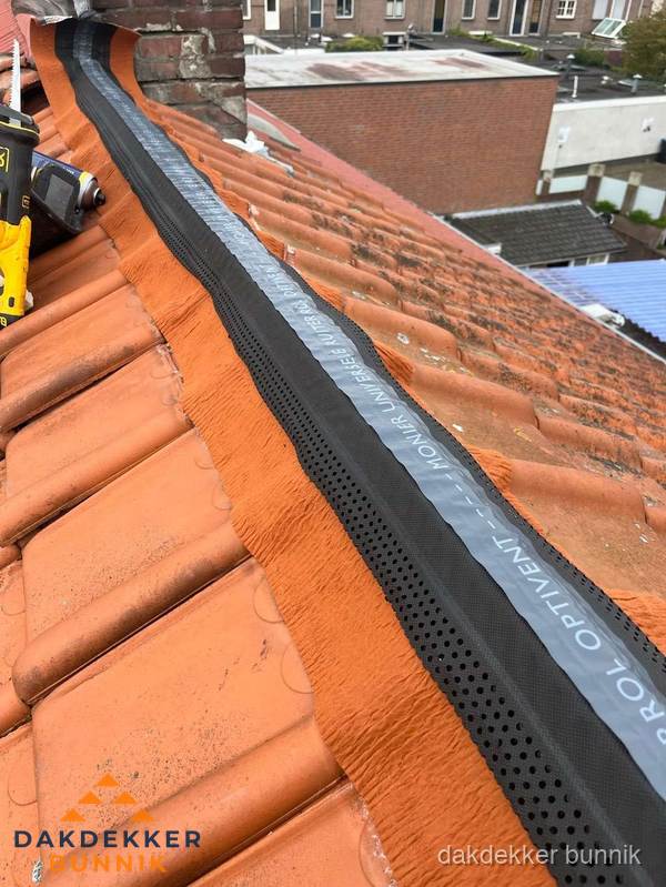 Nokventilatie installeren op hellend pannendak in Bunnik Nokventilatie installeren op hellend pannendak in Bunnik