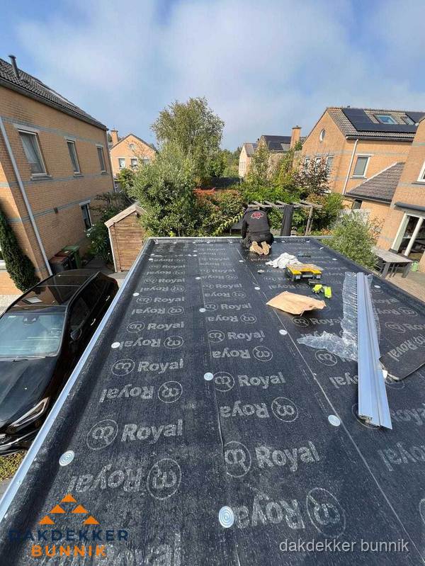 Nieuwe Royal bitumen dakbedekking op plat dak van aanbouw in Bunnik