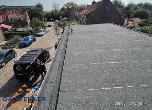 Nieuw bitumen plat dak met uitzicht over woonwijk in Bunnik