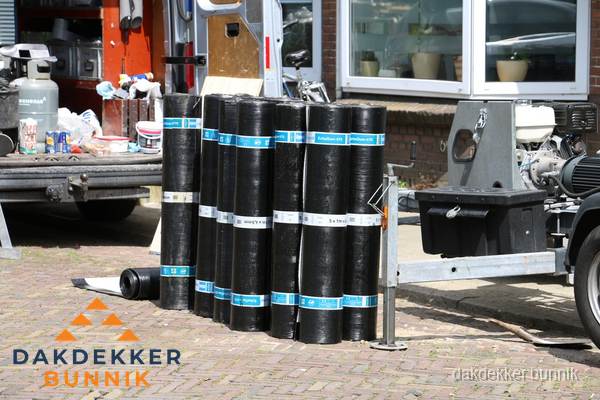 Rollen bitumen dakbedekking klaar voor daklekkage reparatie in Bunnik Rollen bitumen dakbedekking klaar voor daklekkage reparatie in Bunnik