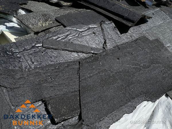 Verwijderd oud bitumen dakleer klaar voor vervanging in Bunnik