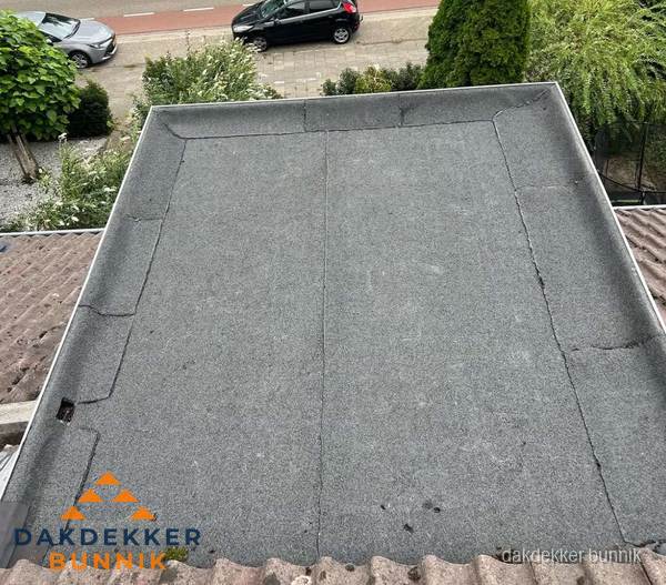 Nieuw aangebrachte bitumen dakbedekking op plat dak in Bunnik