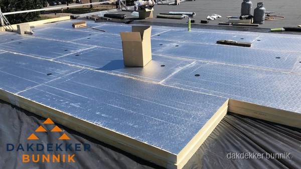 PIR isolatieplaten worden gelegd op plat dak voor dakisolatie in Bunnik