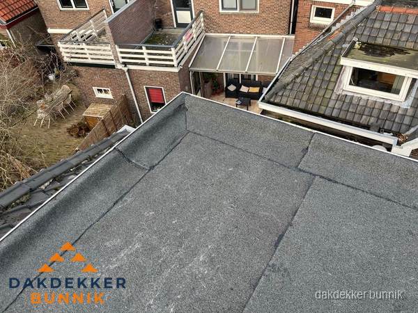 Overzicht plat dak met dakgoot in woonwijk Bunnik