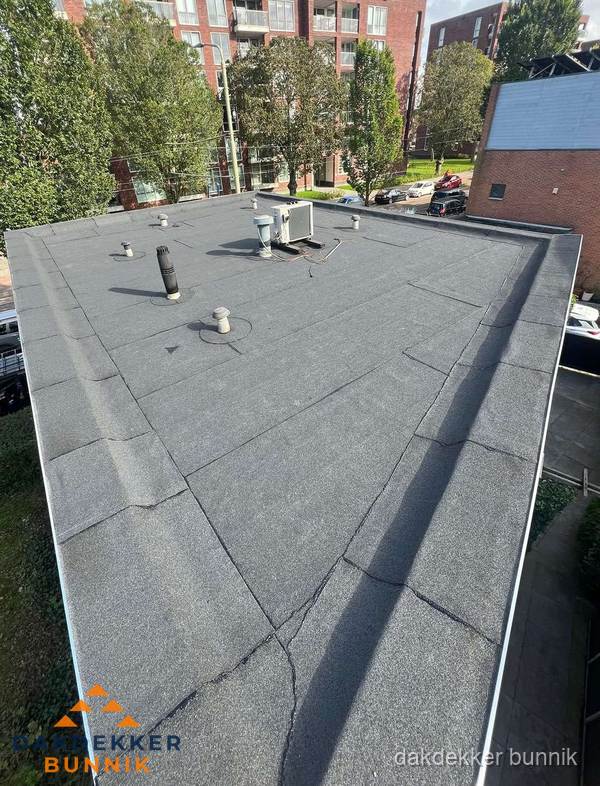 Afgewerkt plat dak met bitumen dakbedekking in Bunnik