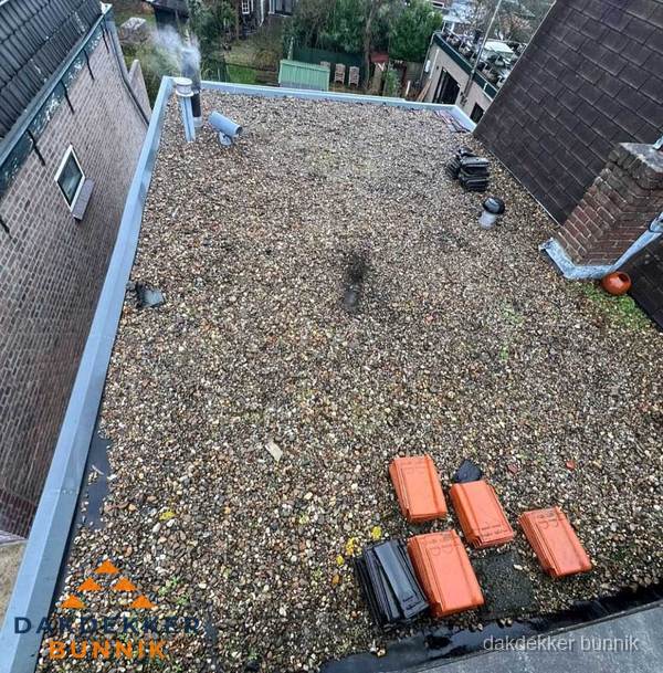 Plat dak met grindballast en dakdoorvoeren in Bunnik