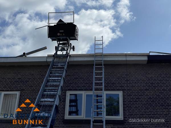 Ladderlift en ladder bij woning voor dakinspectie in Bunnik