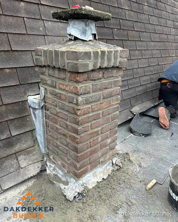 Schoorsteen reparatie met lood en voegwerk op leien dak in Bunnik Schoorsteen reparatie met lood en voegwerk op leien dak in Bunnik