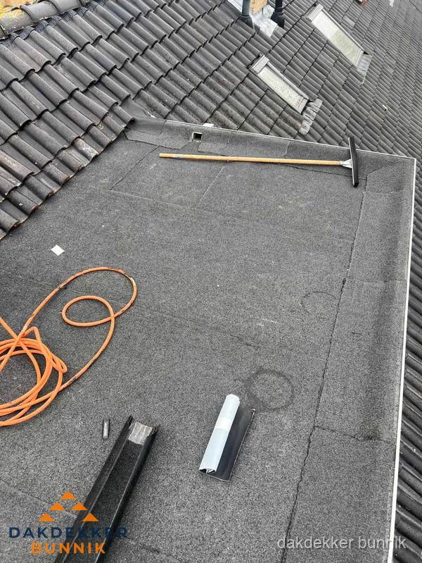 Plat dak reparatie met gereedschap en loodstroken in Bunnik Plat dak reparatie met gereedschap en loodstroken in Bunnik