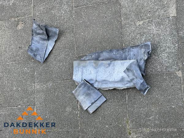 Oude verwijderde loodslabben na vervanging in Bunnik Oude verwijderde loodslabben na vervanging in Bunnik