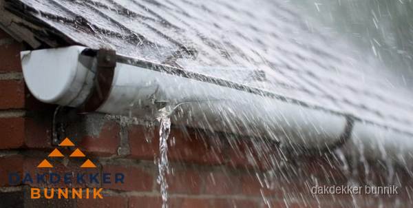 Lekkende dakgoot tijdens regenval in Bunnik Lekkende dakgoot tijdens regenval in Bunnik