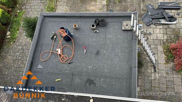 Plat dak met nieuwe bitumen bedekking in Bunnik