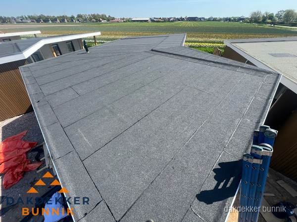 Nieuw bitumen plat dak met uitzicht over landschap in Bunnik
