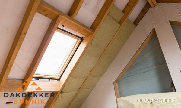 Isolatie schuin dak met steenwol en dakraam in Bunnik