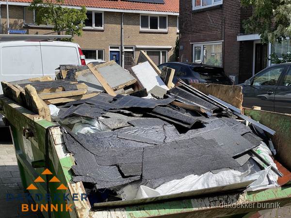 Afvalcontainer met gesloopt dakmateriaal tijdens dakkapel renovatie in Bunnik