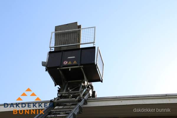 Dakdekkerslift voor materiaal transport bij dakwerkzaamheden in Bunnik