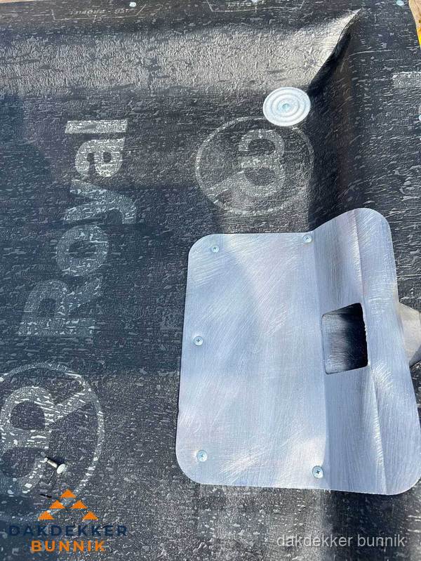 Dakgoot aansluiting op bitumen dak in Bunnik