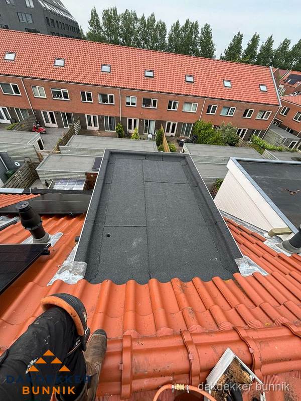 Bitumen dak reparatie op plat dak tussen dakpannen in Bunnik Bitumen dak reparatie op plat dak tussen dakpannen in Bunnik